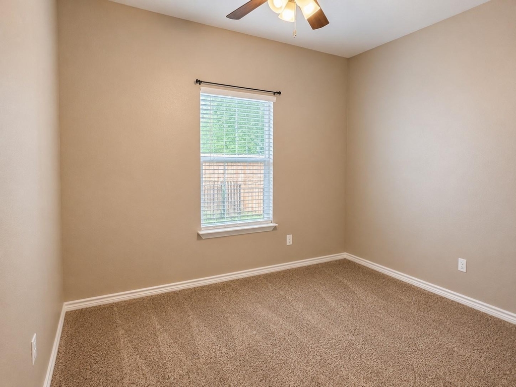 719 E 6th Street - Photo 13
