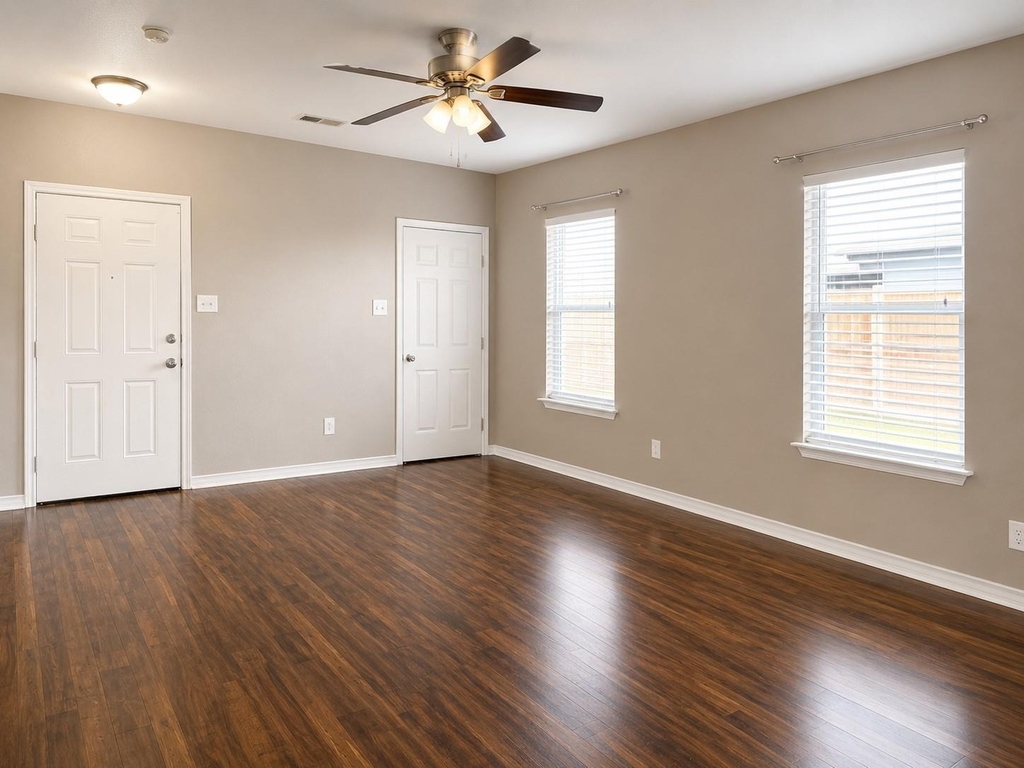 719 E 6th Street - Photo 3