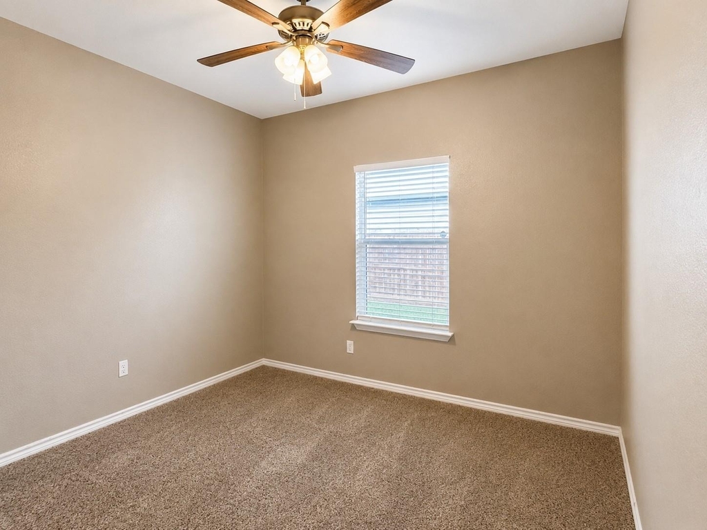 719 E 6th Street - Photo 14