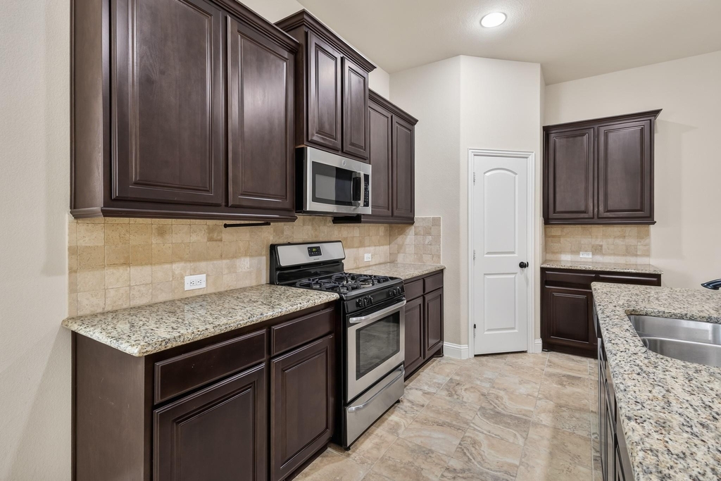 660 Sharpley Drive - Photo 3
