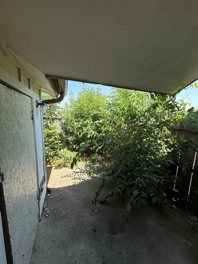 708 E Pecan Street - Photo 9