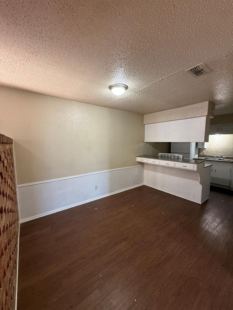 708 E Pecan Street - Photo 2