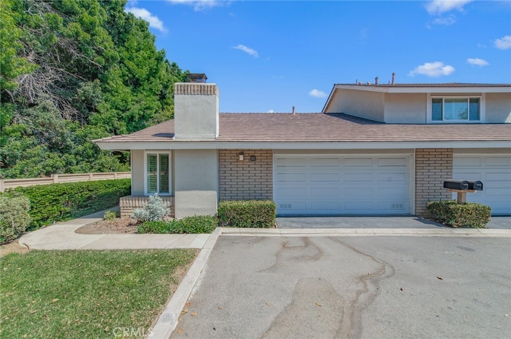 38 Cresthaven - Photo 1