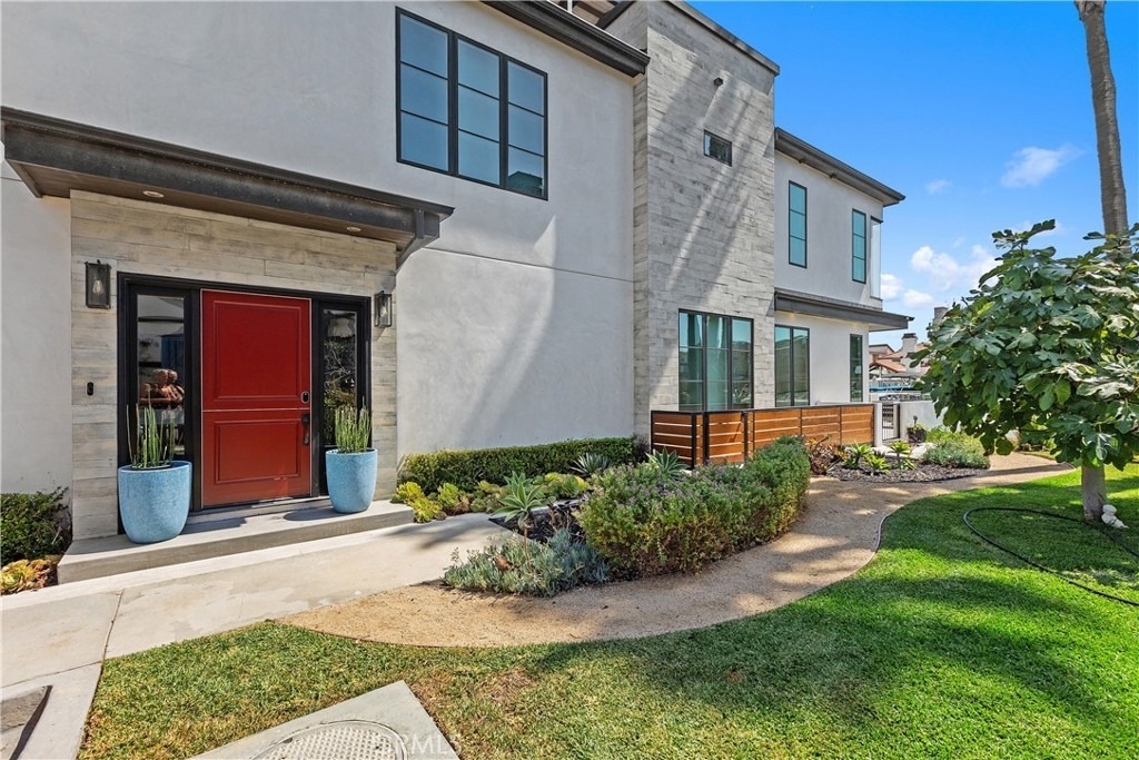 3915 Marcus Avenue - Photo 2
