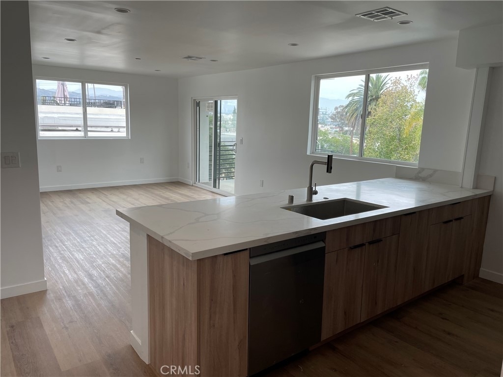 565 N Mariposa - Photo 2