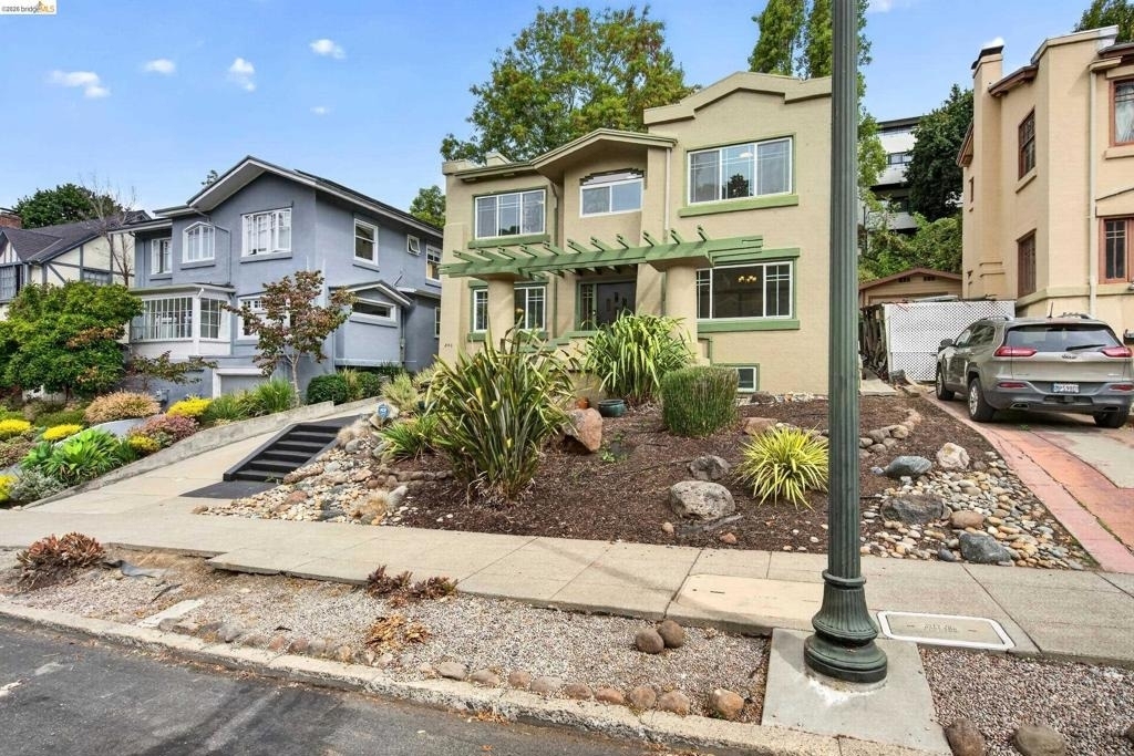 846 Mandana Blvd - Photo 1