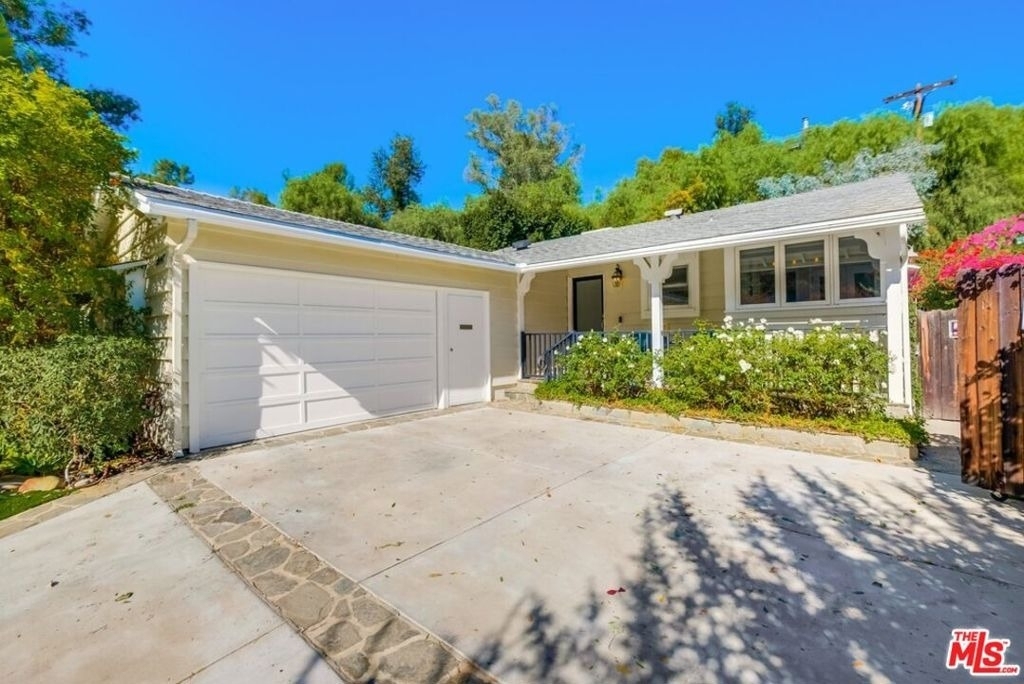 21447 Providencia Street - Photo 5