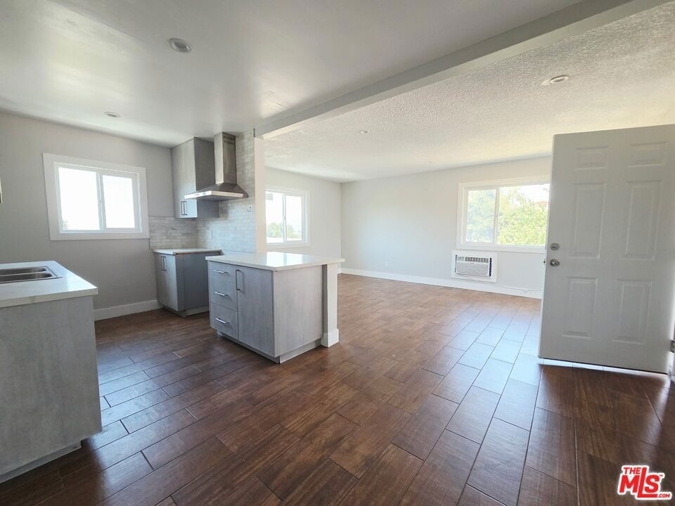 9949 Pinewood Avenue - Photo 11
