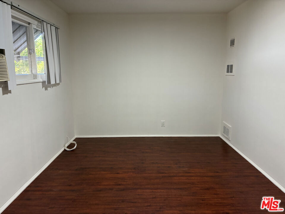 15943 Victory Boulevard - Photo 8