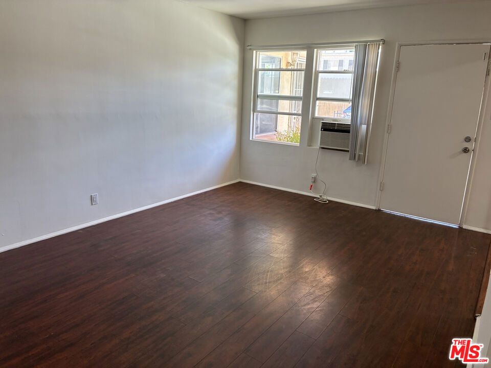 15943 Victory Boulevard - Photo 0