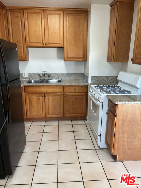 15943 Victory Boulevard - Photo 7