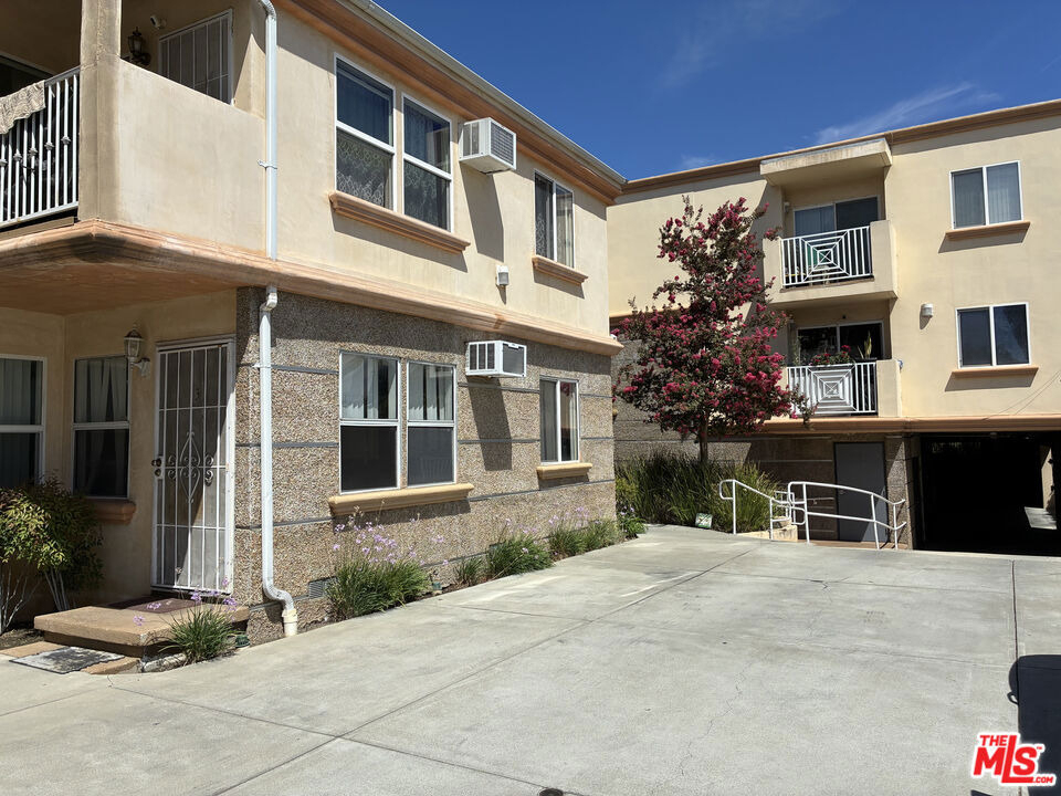 15943 Victory Boulevard - Photo 1