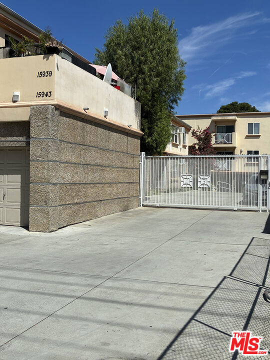 15943 Victory Boulevard - Photo 2
