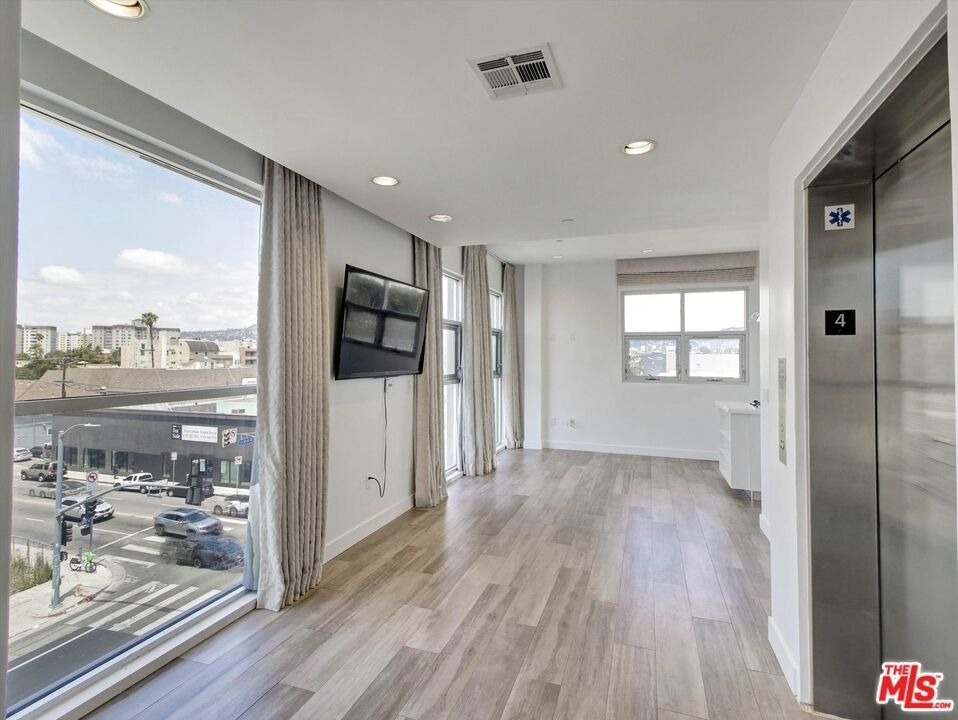 600 S La Brea Avenue - Photo 3