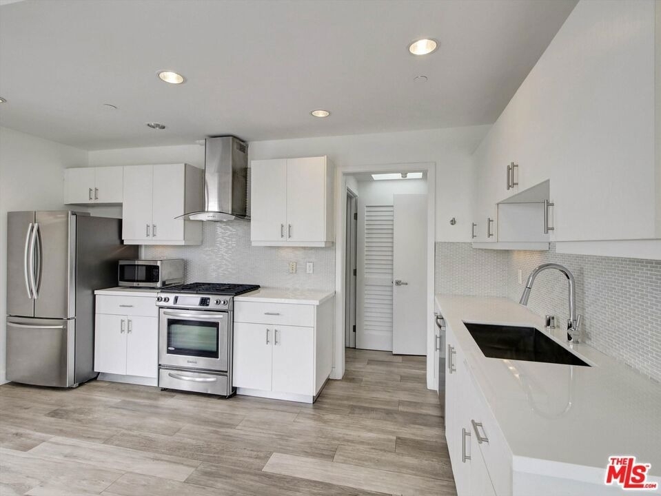 600 S La Brea Avenue - Photo 1