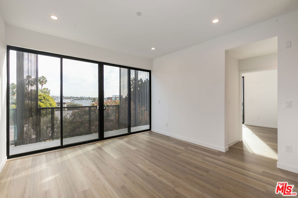 829 Larrabee Street - Photo 3