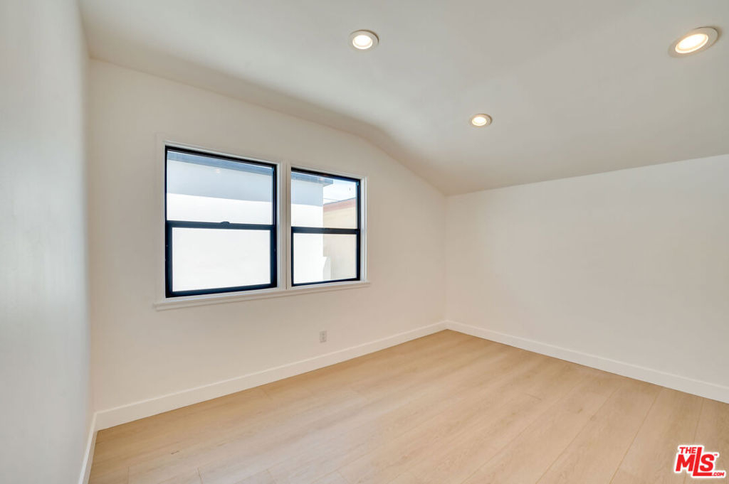 926 N Spaulding Avenue - Photo 9