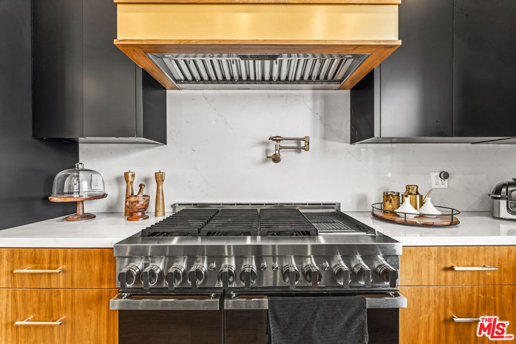 6207 Babcock Avenue - Photo 4