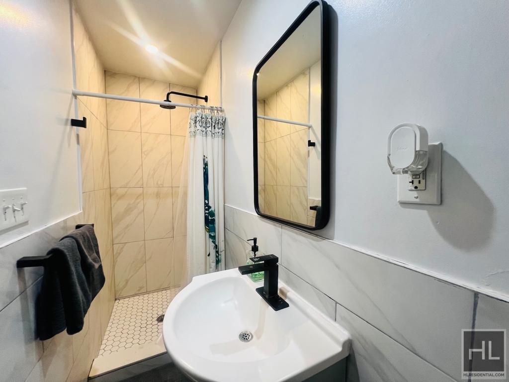 886 Hancock Street - Photo 4