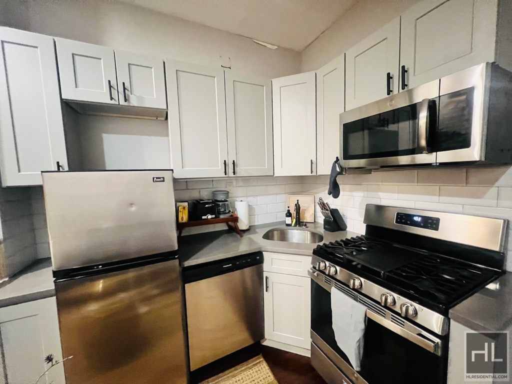 886 Hancock Street - Photo 3