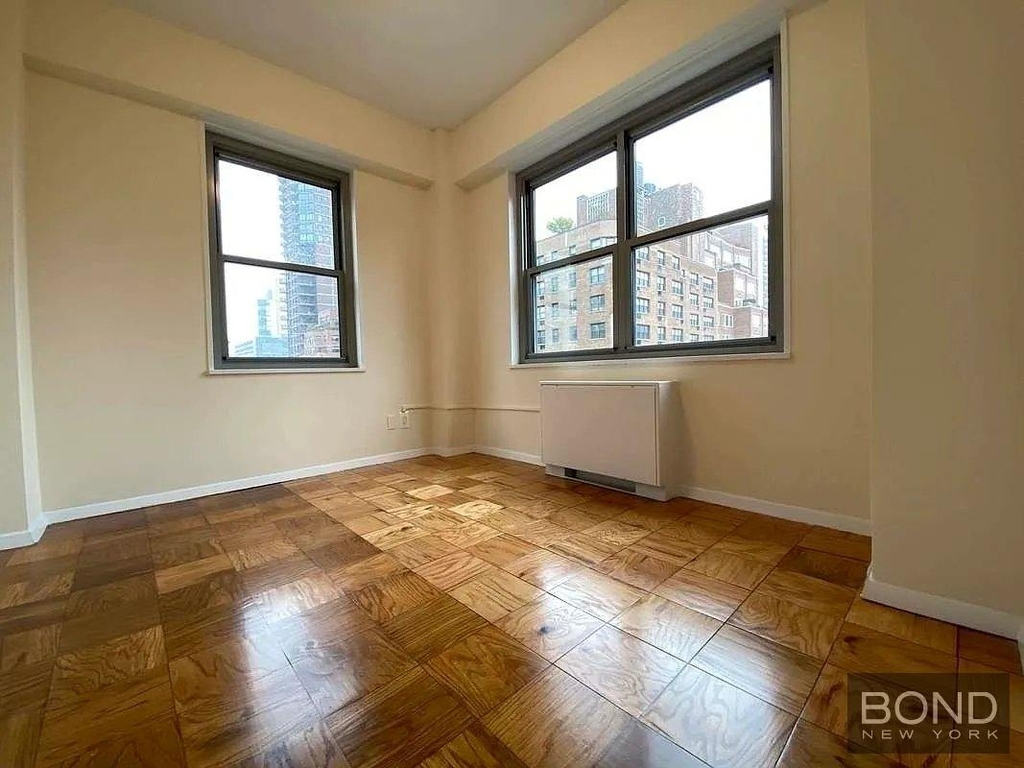 East 63rd Street - Photo 9