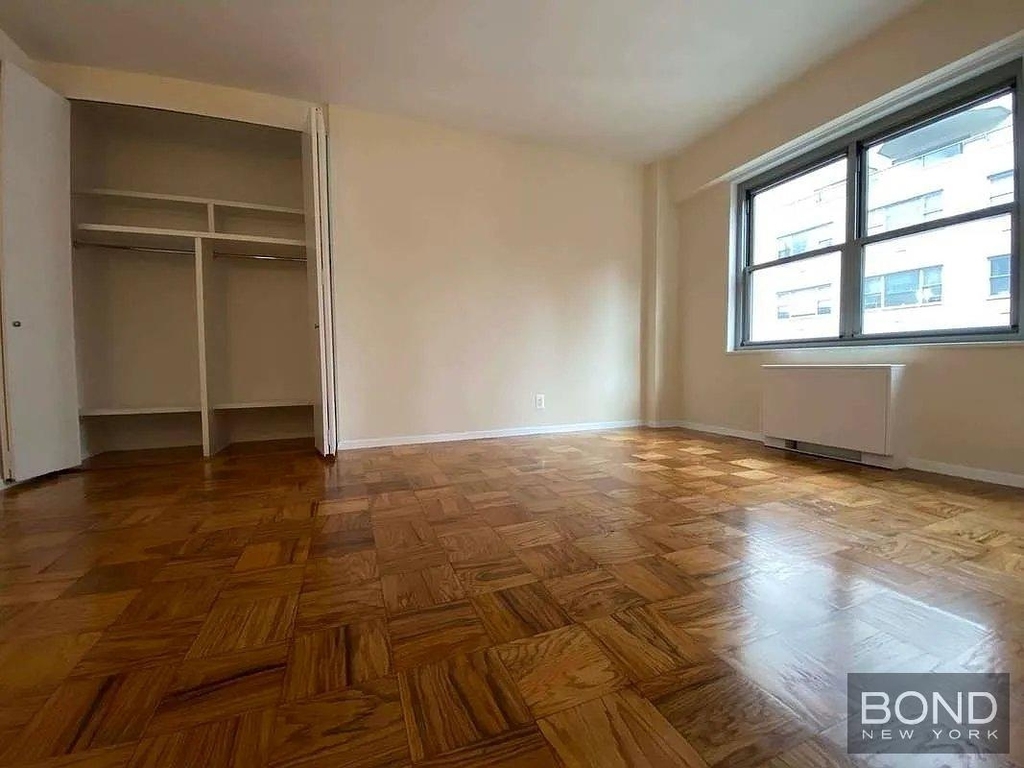 East 63rd Street - Photo 5
