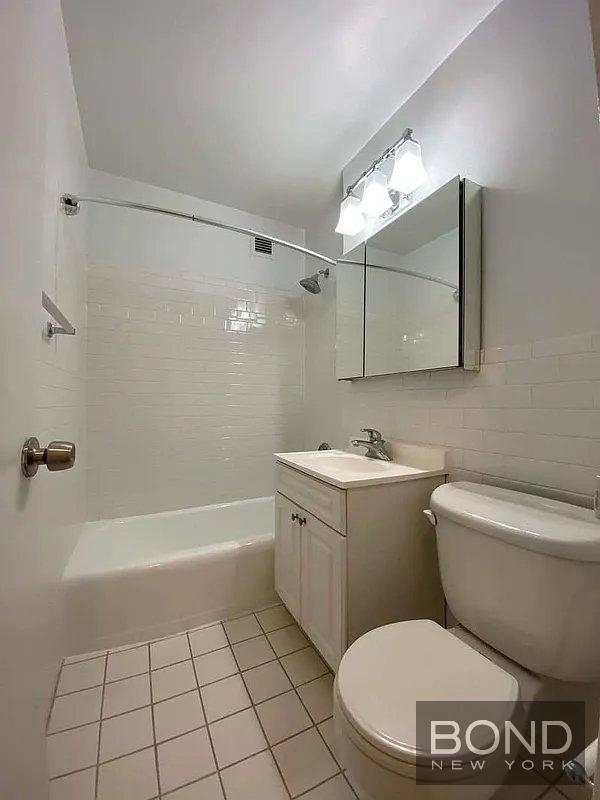 East 63rd Street - Photo 8