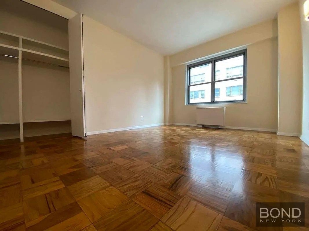 East 63rd Street - Photo 4