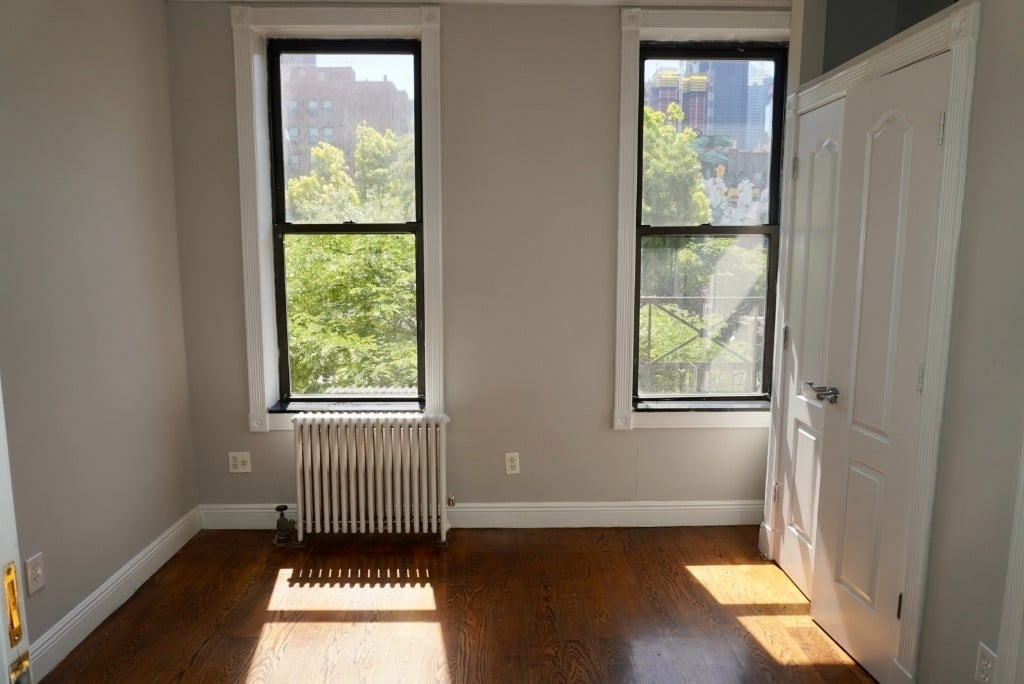Tenth Avenue - Photo 3