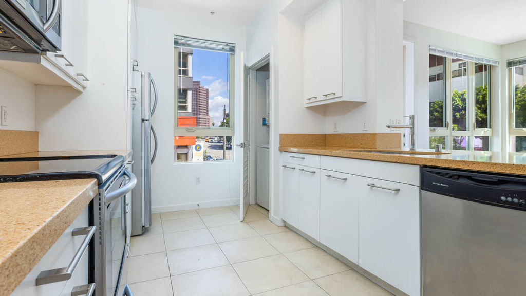 235 South San Pedro Street - Photo 2