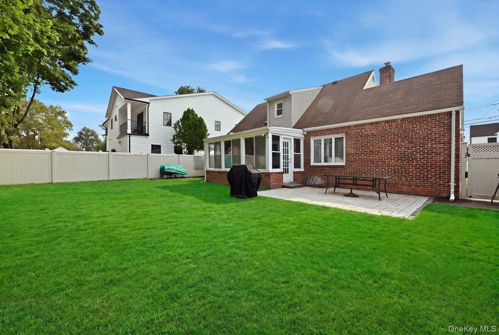 442 Langley Avenue - Photo 12