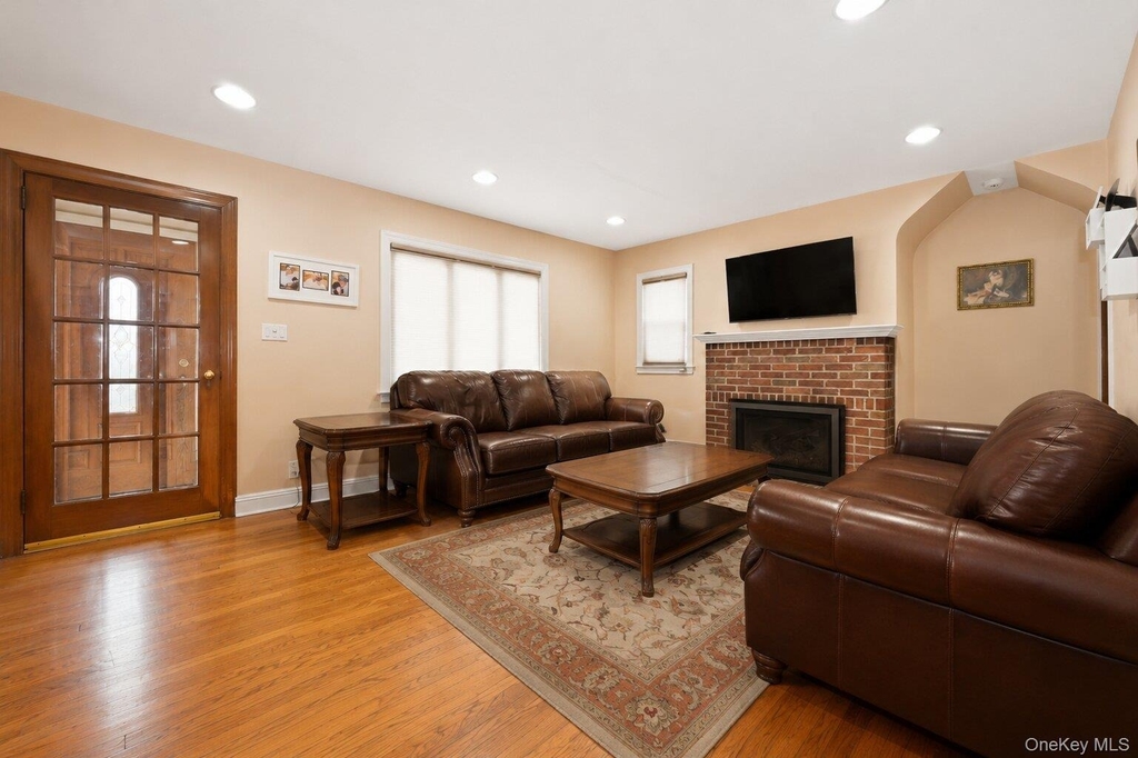 442 Langley Avenue - Photo 2