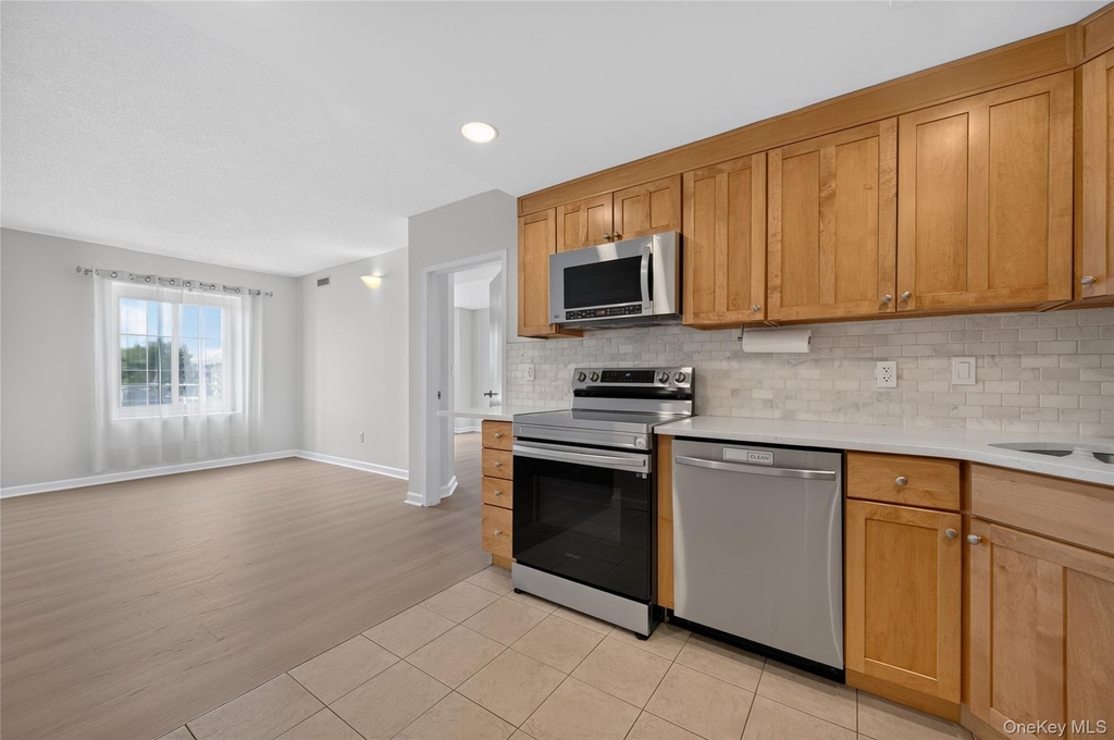242 Maple Avenue - Photo 10