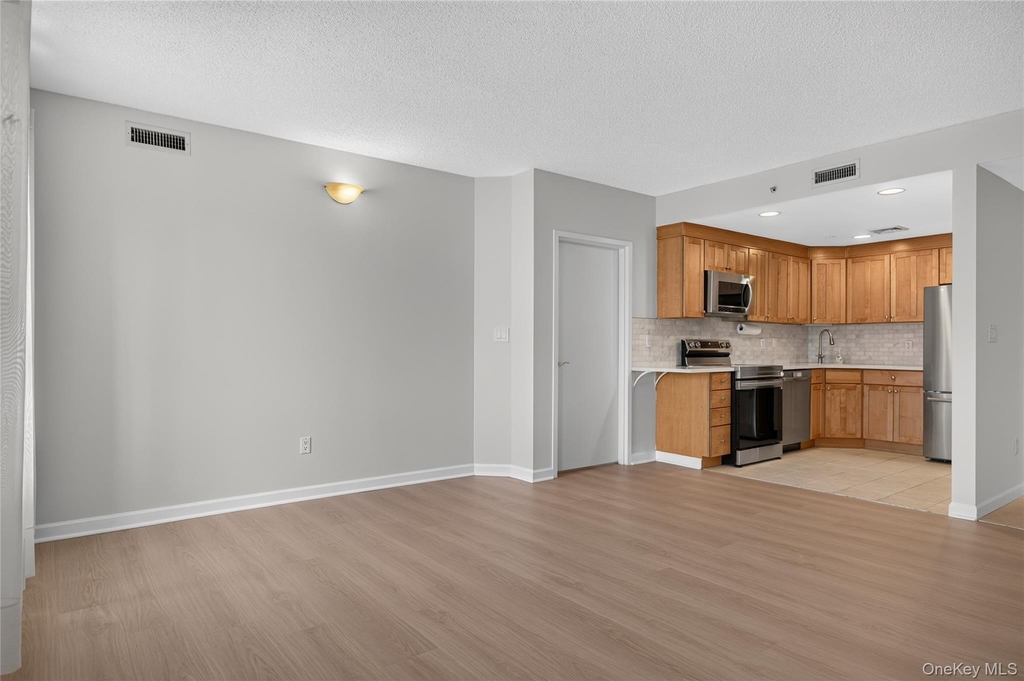 242 Maple Avenue - Photo 7