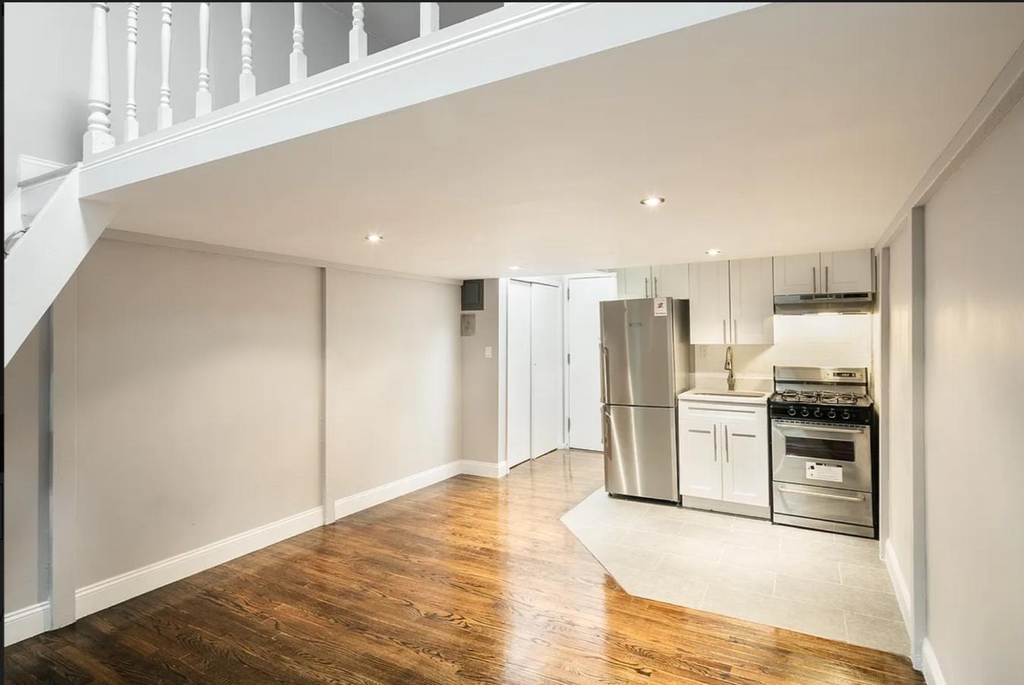 456 W 22nd Street - Photo 0