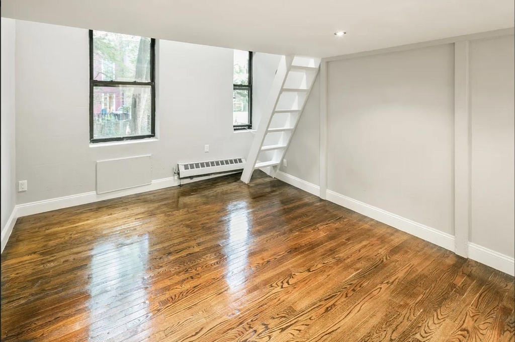 456 W 22nd Street - Photo 1