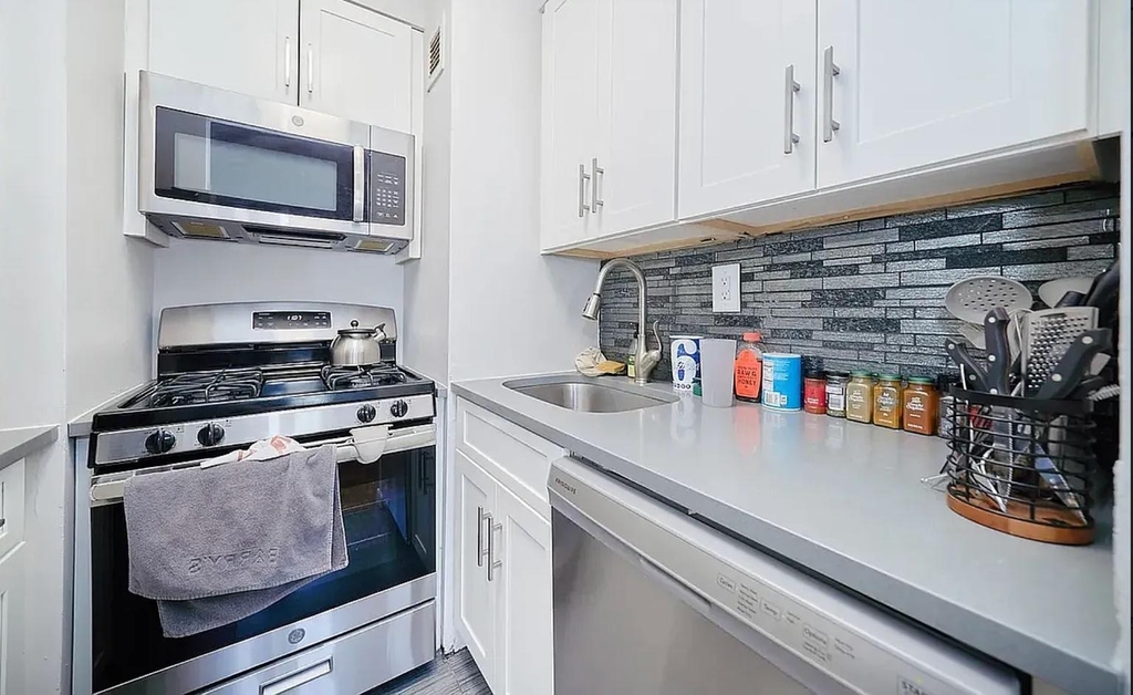 337 W 43rd Street - Photo 3