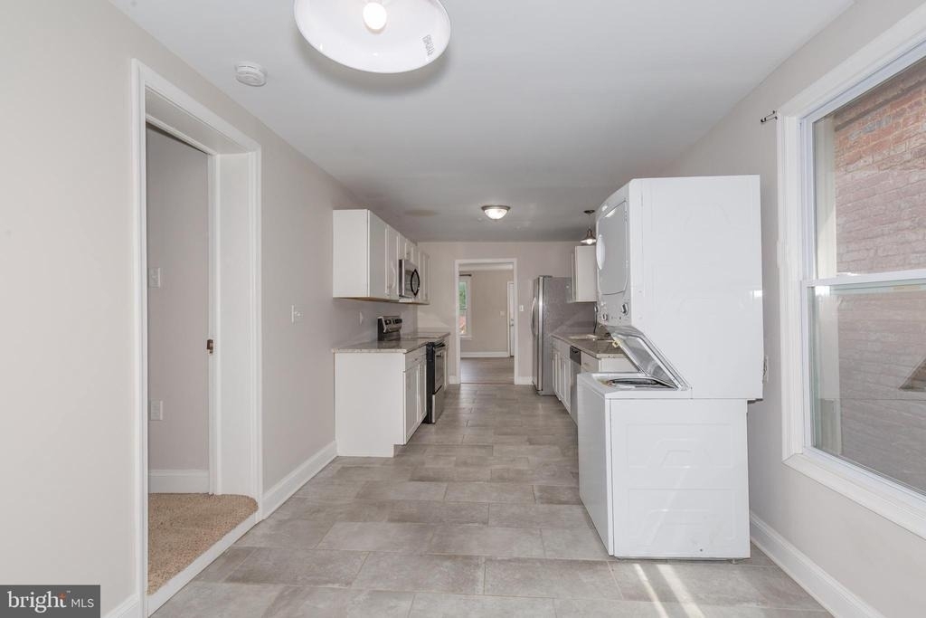 212 W Burke Street - Photo 4