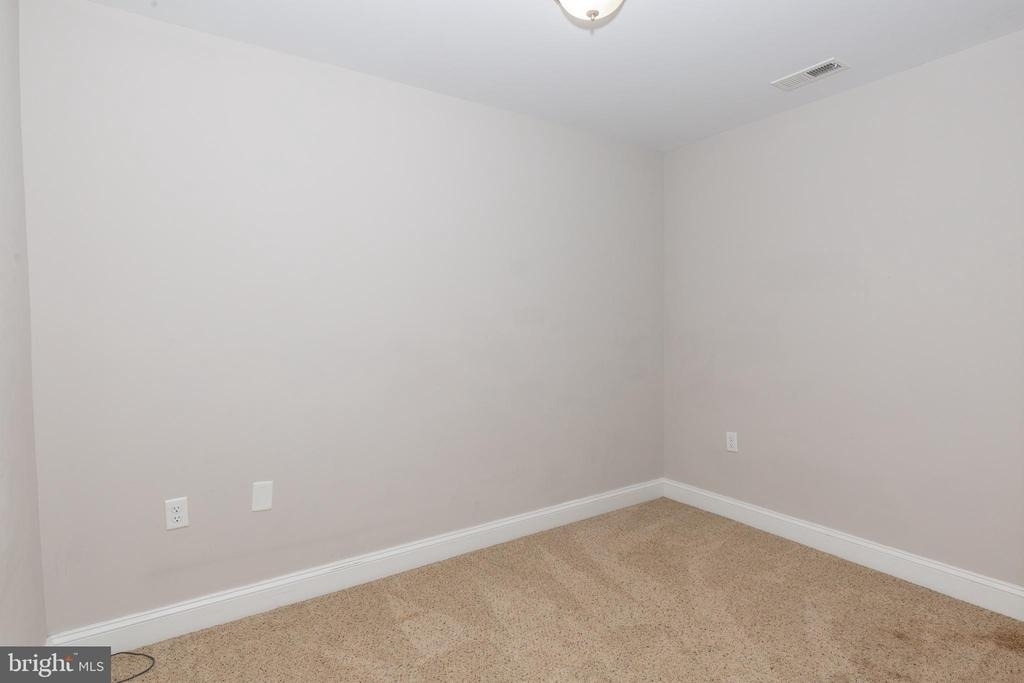 212 W Burke Street - Photo 16