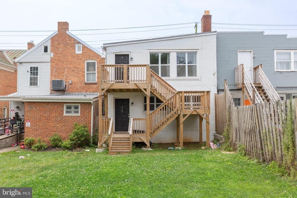 212 W Burke Street - Photo 0