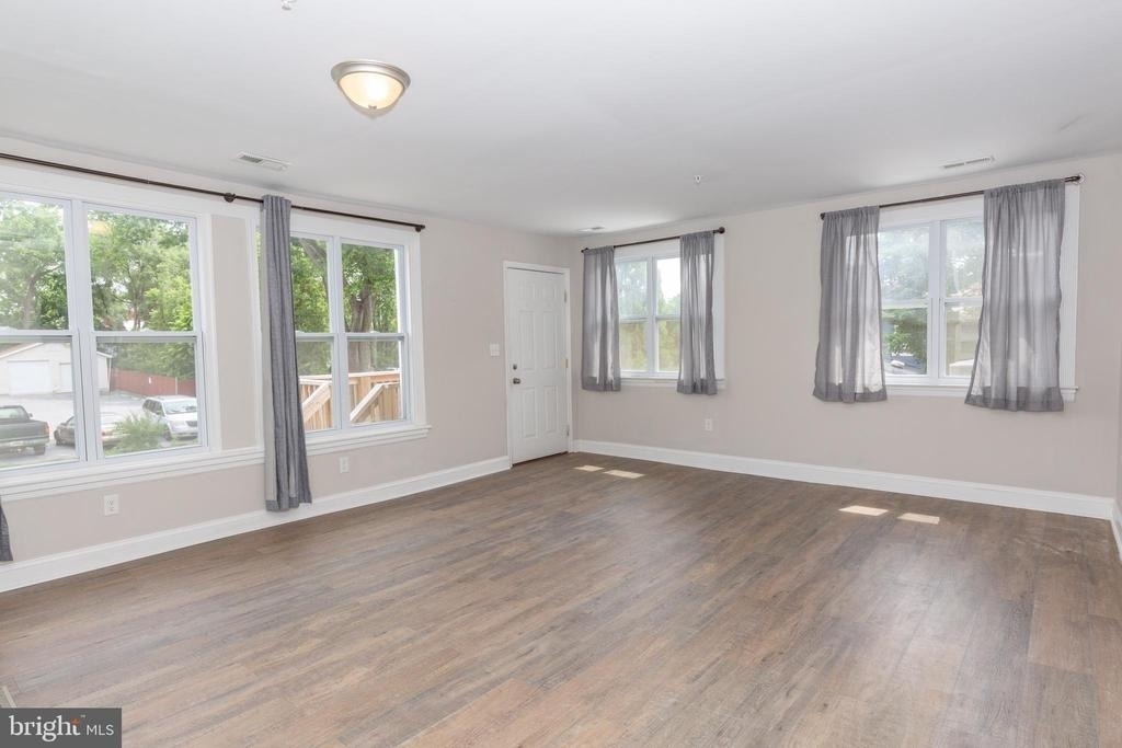 212 W Burke Street - Photo 17