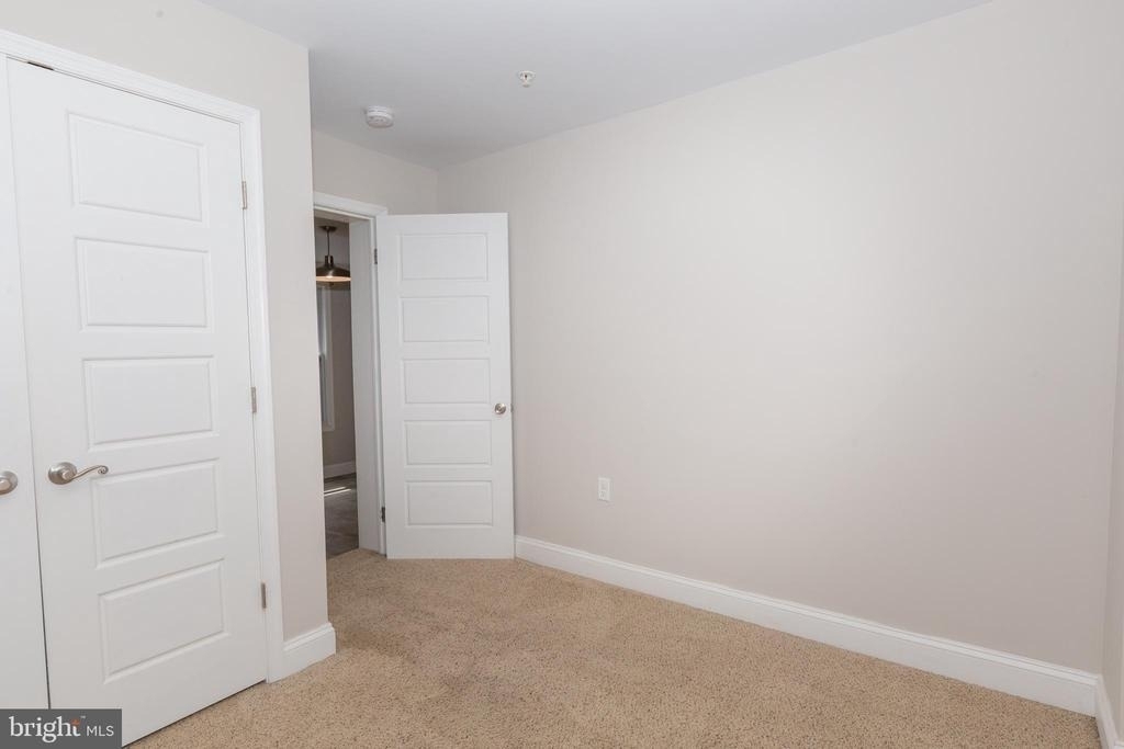 212 W Burke Street - Photo 9