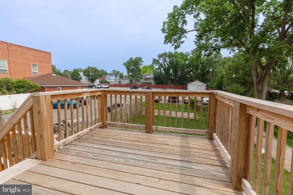 212 W Burke Street - Photo 1