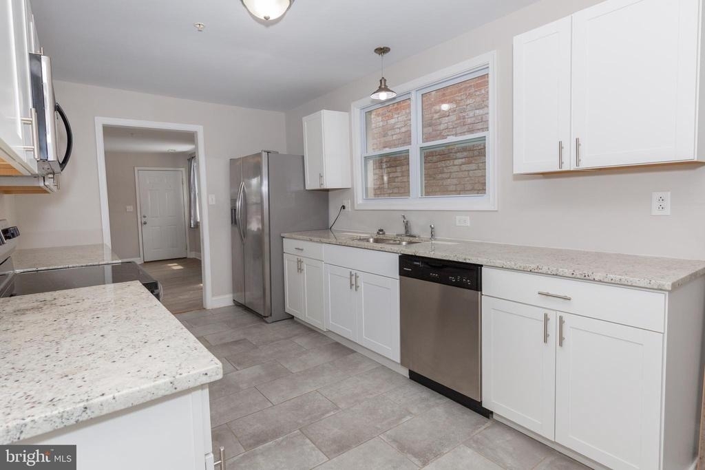 212 W Burke Street - Photo 12
