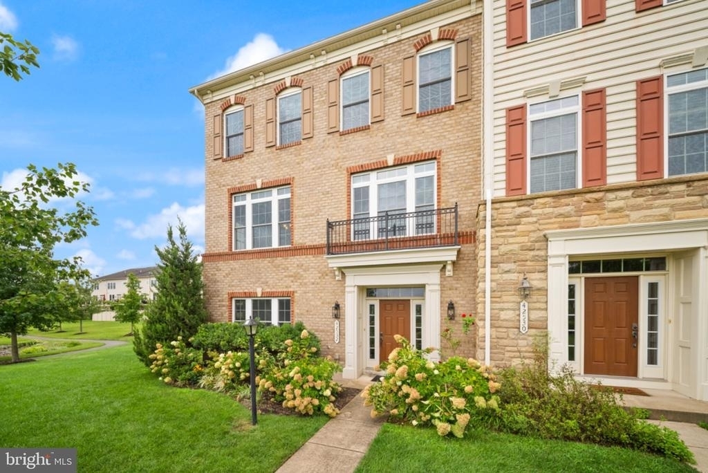 42532 Rowderbury Square - Photo 2