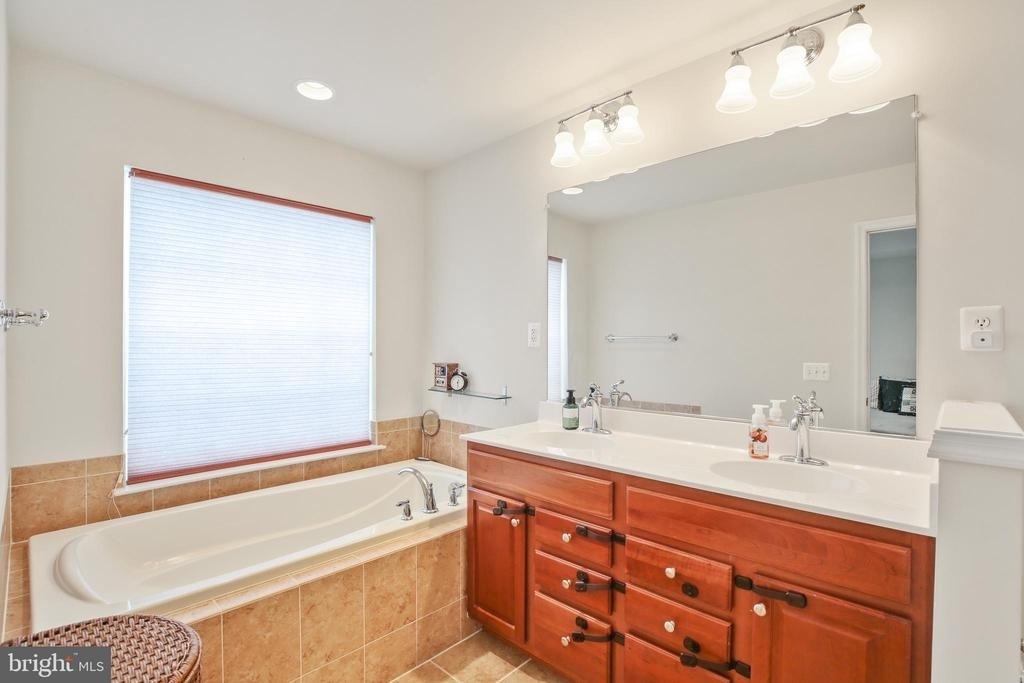25501 Amber Gate Terrace - Photo 19