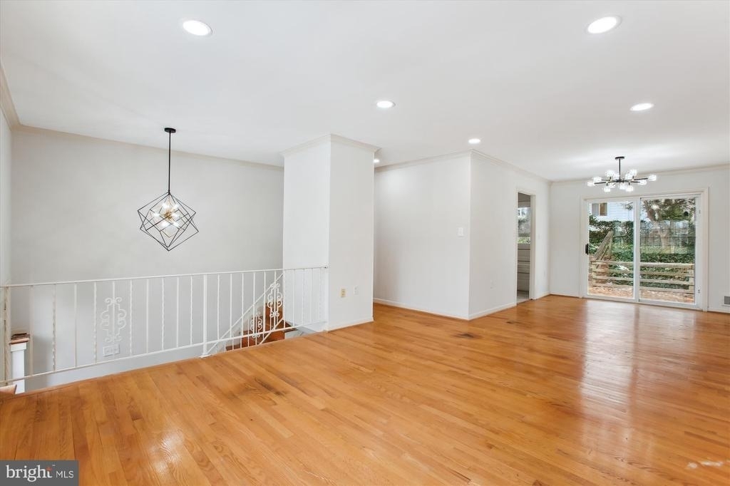 4904 Chanticleer Avenue - Photo 3