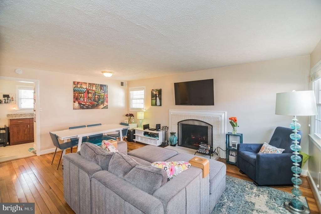 415 W Broad Street - Photo 2