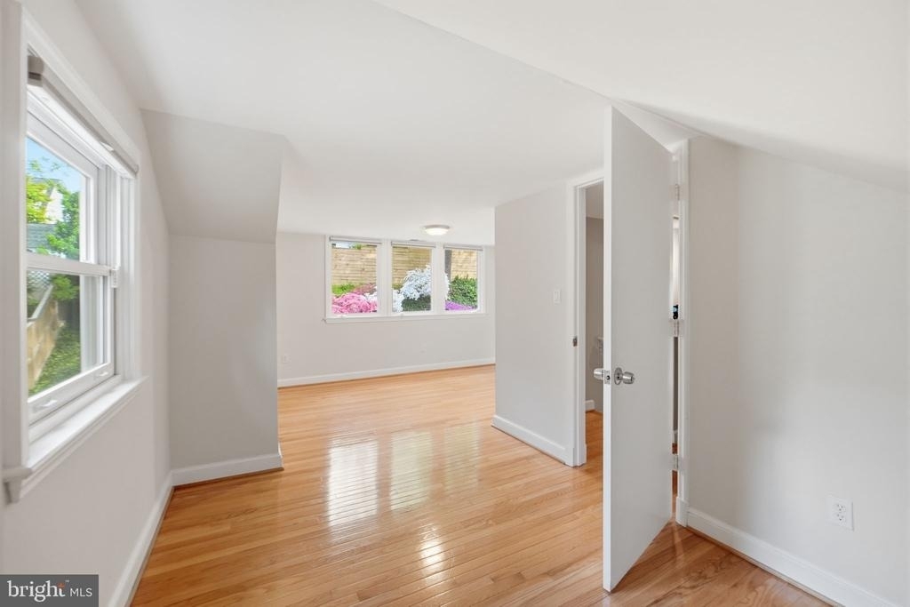 2351 N Vermont Street N - Photo 29