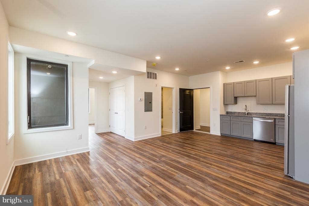 2411 Kensington Avenue - Photo 5